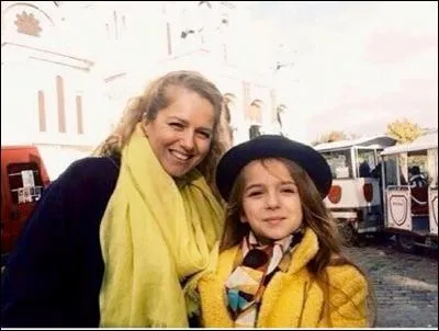 Comment s'appelle la maman d'Erza ?