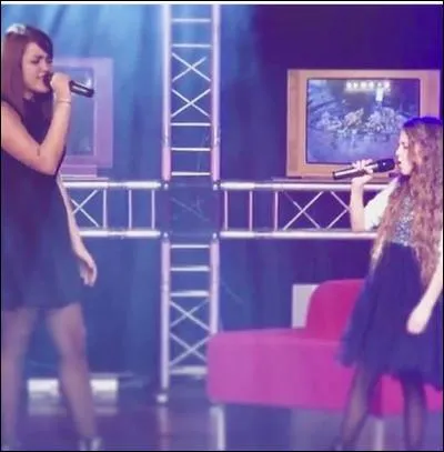 Sur cette photo Erza chante avec...