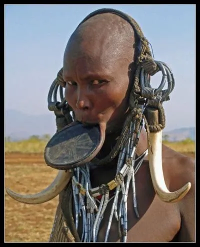 En Éthiopie, il y a le peuple Mursi où les femmes portent un plateau labial. Mais comment s'appelle ce plateau ?