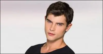 Comment s'appelle t-il et depuis quelle saison est-il sur Violetta ?