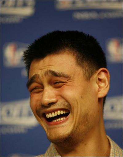 Combien mesure le basketteur chinois Yao Ming ?