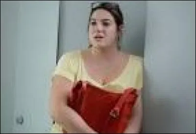 Qui interprète le rôle d'Aurélie, la jeune collègue de travail de Sam ?