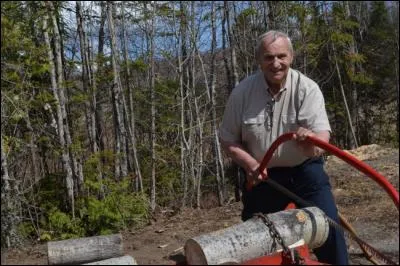 Mon père fit l'action dans l'image pendant tout l'hiver pour que l'on ait assez de bois pour se chauffer. Mais que fit-il ? Il...