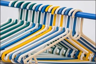 Quel plastique est connu sous l'abréviation "PET" ?