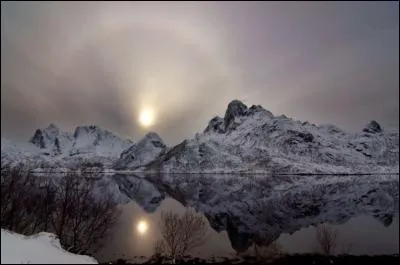 Ce magnifique lac se situe en Norvège et il est magnifique avec les montagnes.