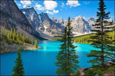 Il s'agit d'un magnifique lac situé au Canada.