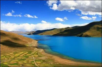 Ce magnifique lac se situe au Tibet.