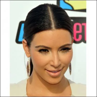 Sur cette photo, elle est au milieu, la réponse va vous décoiffer !