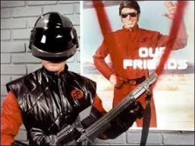 Rappelez-vous de "V", fameuse série américaine des années 80. Sous leur apparence humaine factice, qu'étaient en réalité ces "Visiteurs" ?