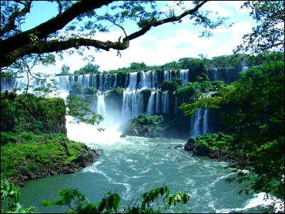 Où se trouvent les chutes d'Iguaçu ?