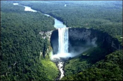 Où se trouvent les chutes de Kaieteur ?