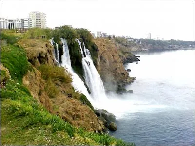 Où se trouvent les chutes de Düden ?