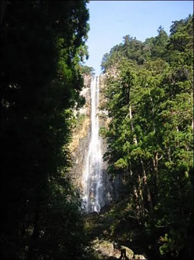 Où se trouvent les chutes de Nachi ?
