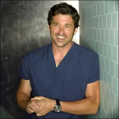 Par qui est-il surnommé Docteur Mamour ?