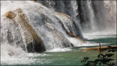 Vrai ou faux : Les communes de Vulvoz et La Mouille sont situées dans le même département ?