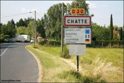 Je vous présente la commune de Chatte, charmant n'est-ce pas ? Quelle route départementale traverse Chatte de part et d'autre ?