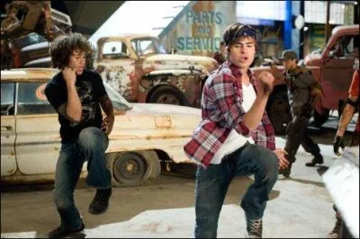 Dans HSM 3, que chantent Chad & Troy au garage?