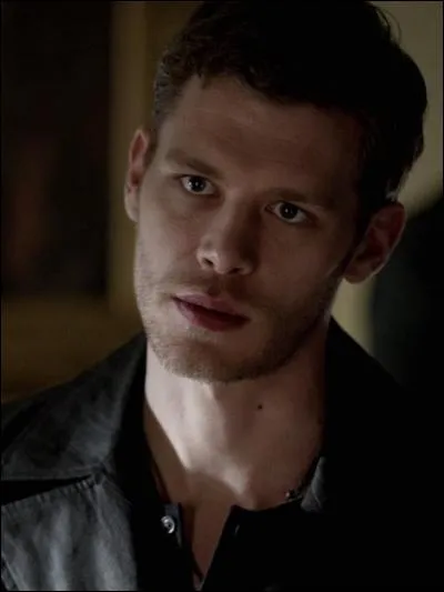 Pendant combien de temps Klaus l'a-t-il poursuivie ?