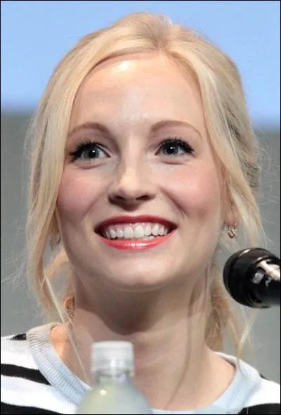 Qui joue le rôle de Caroline ?