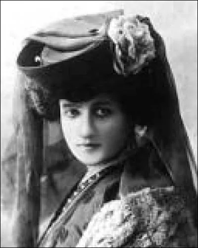 Raymonde de la Roche fut...