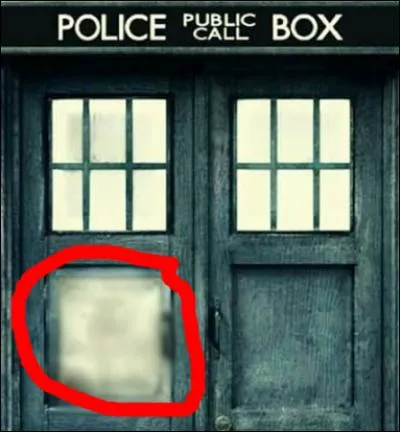 Qu'est-ce qui est écrit sur la porte gauche du TARDIS ?