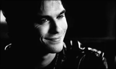 Dans la saison 2, il commence une relation avec :