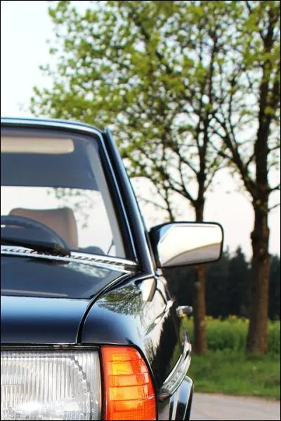 Mise en coopération numéro 8. Vous tournez à droite, comme François Hollande, en enclenchant votre clignotant droit. Le clignotant semble clignoter plus rapidement que d'habitude. Qu'est-ce que cela signifie ?