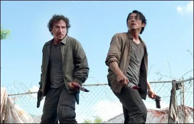 Épisode 3. À quel bâtiment Glenn et Nicholas décident-ils de mettre feu pour attirer la horde de rôdeurs ?