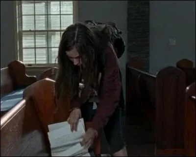 Épisode 9. Où est cachée l'arme que trouvent Enid et Glenn à l'église ?