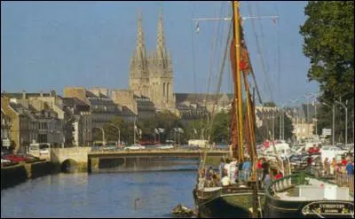 Ma faïencerie est renommée. La statue la plus connue représente le docteur René Laënnec, inventeur du stéthoscope (uvre ne bronze d'Eugène-Louis Lequesne - 1867). Je suis :