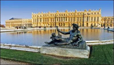 J'ai été créée par la volonté de Louis XIV. J'ai vu la signature d'un traité signé à l'issue de la première guerre mondiale. Je suis :