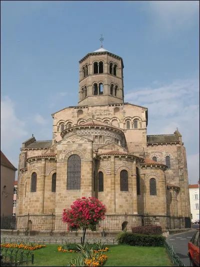 J'abrite l'église Saint-Austremoine, une abbatiale de style roman auvergnat. Je suis :