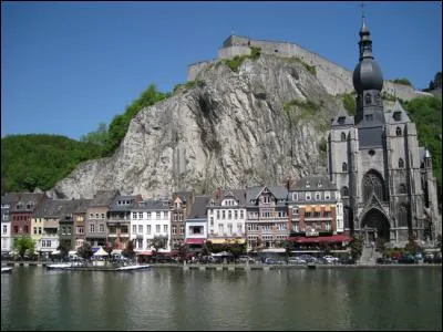 Dans quel pays se trouve Dinant ?