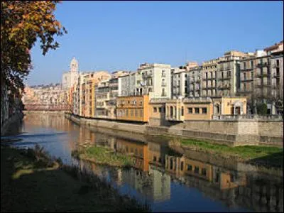 Dans quel pays se trouve Gérone ?