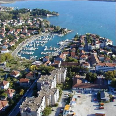 Dans quel pays se trouve Tivat ?