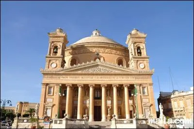 Dans quel pays se trouve Mosta ?