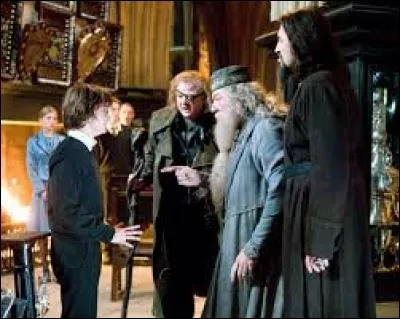 Dans le tome 4, que remplace le Tournoi des Trois Sorciers ?