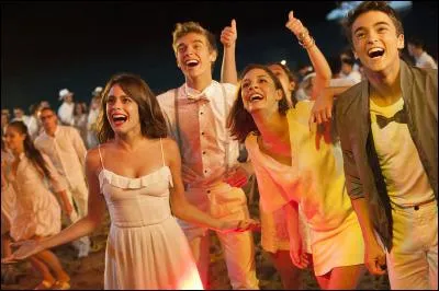 Pendant le live, Tini chantait une chanson à la guitare. Quelle est cette chanson ?