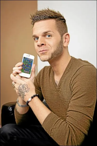 Qui est sur son fond d'écran de téléphone ?