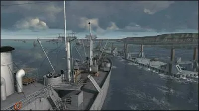 Arromanches est connu pour son port artificiel. Un second pont a d'abord servi mais a ensuite sombré suite à de très forts vents et de très fortes vagues. Où se situait-il ?