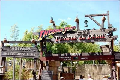 Que voit-on dès l'entrée dans la file d'attente ?