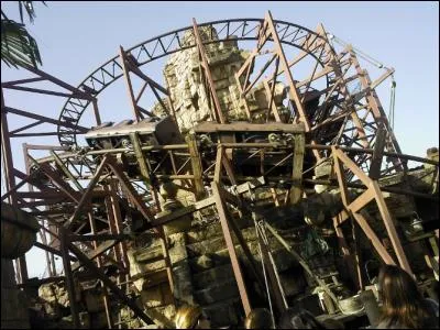 La rampe du grand escalier en pierre que l'on voit pendant la queue est :