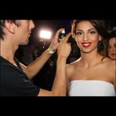 Tal a une nouvelle couleur de cheveux.