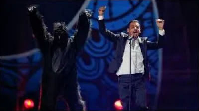 Qui est ce chanteur ayant représenté l'Italie en 2017 avec sa chanson "Occidentali's Karma" ?