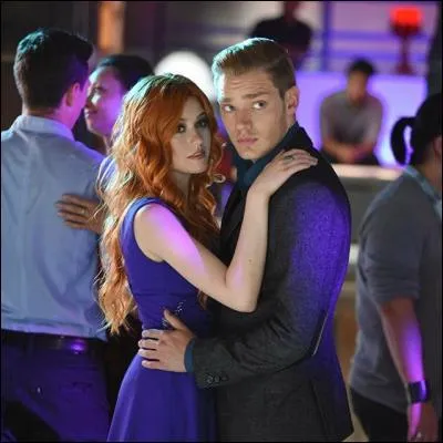 Pourquoi Clary veut-elle aller dans la dimension parallèle ?