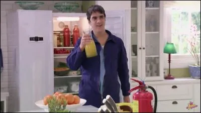 Pour qui se fait passer Simón auprès de Tino ?