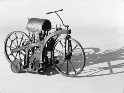 Umetaro Suzuki a inventé la moto en 1912.
