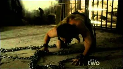 Qui a aidé Tyler pour sa première transformation en loup-garou ?