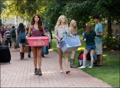 Qui a dit : "Damon ! Serviette ! Tape à la porte ! " ?