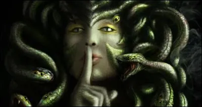 Quel personnage de la mythologie grecque est célèbre pour sa chevelure faite de serpents entrelacés ?